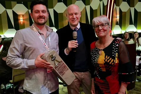 Gabriel Karin receiving the first prize souvenir from two organizers